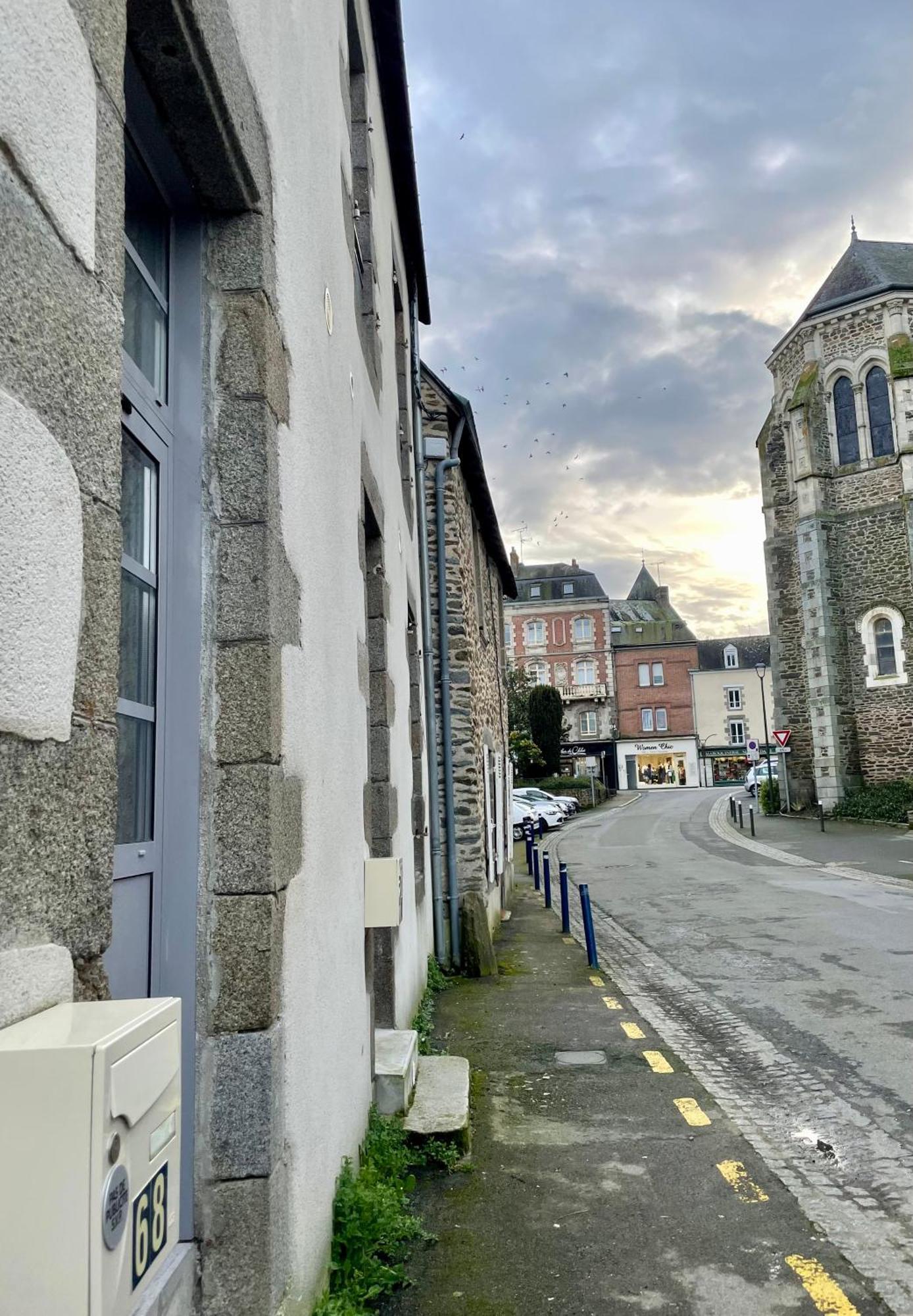 « La Bicyclette » 35M2 Tout Equipe Centre Ville Mayenne Exterior photo